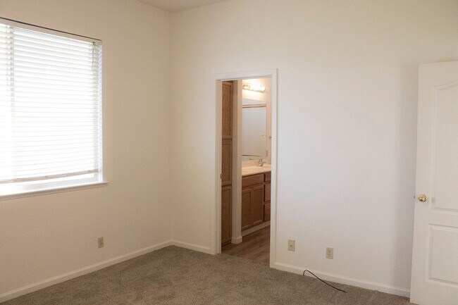 Building Photo - 3 Bedroom  2 Bath New Paint, Flooring and ...