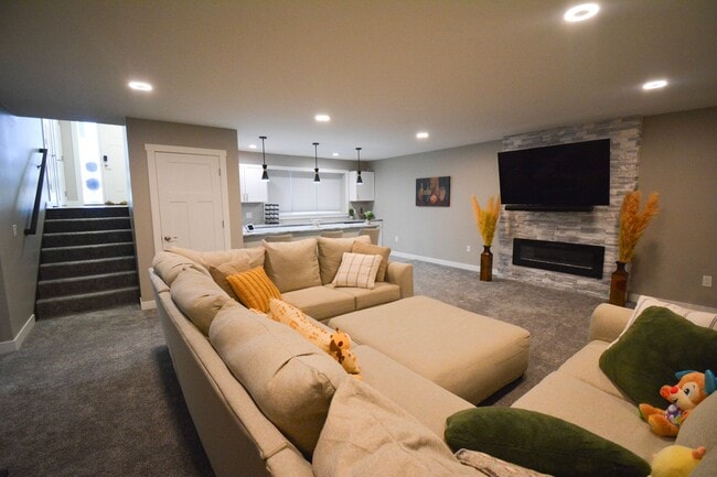 Building Photo - 5 Bed | 3 Bath | Luxury Living at Its Finest