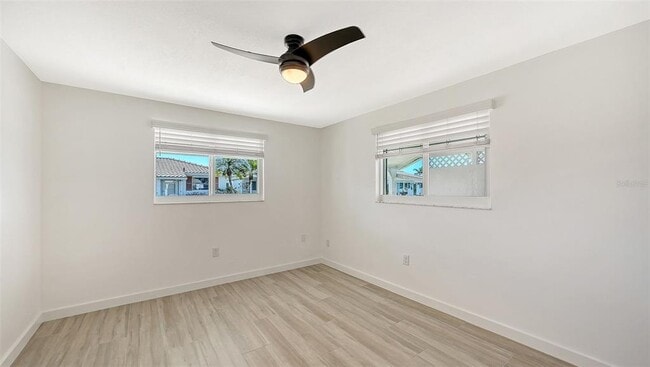 Building Photo - 909 Spanish Dr N