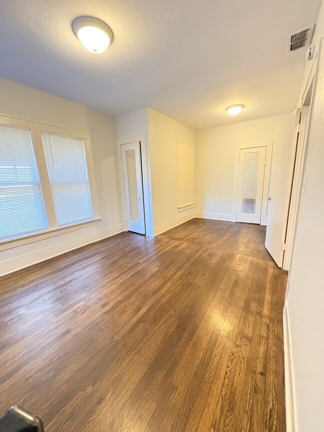 Building Photo - 704 Baylor St