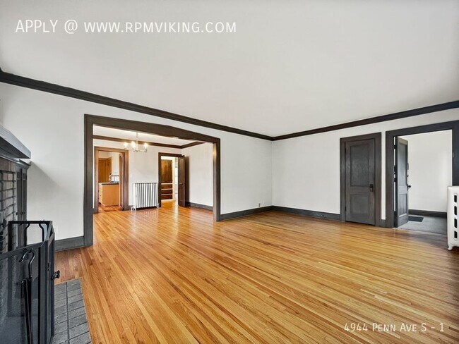 Building Photo - Exceptional 2br 1ba Lower Duplex Unit ~Dep...