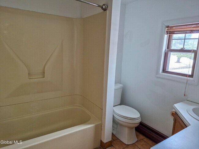 Building Photo - 524 Maple Ave