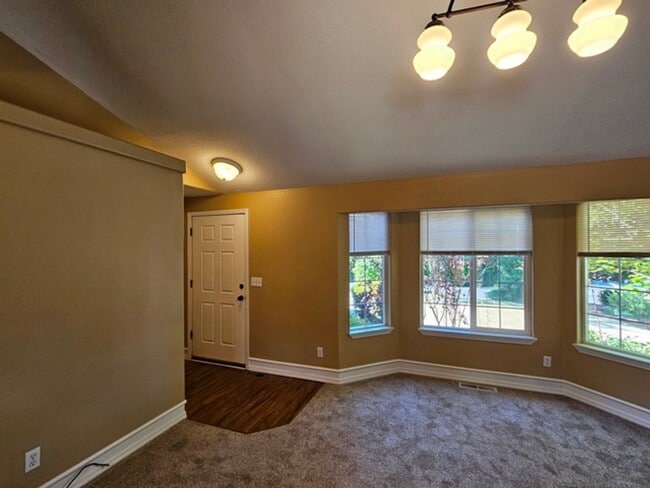 Building Photo - 3Bd/2Ba Single Story Home-Available to View!
