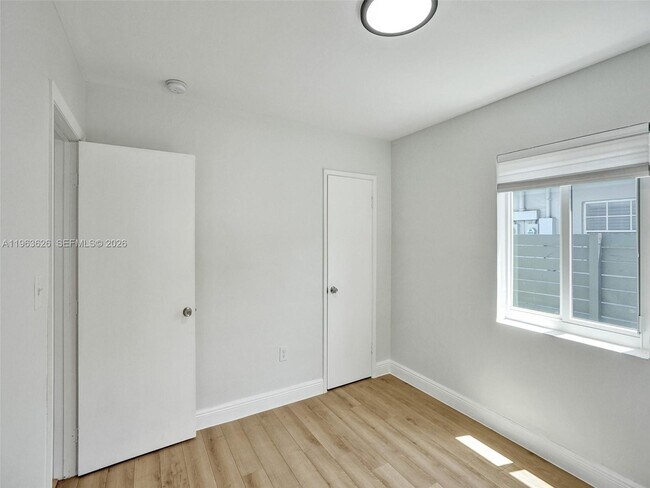 Building Photo - 1713 NE 15th Ave