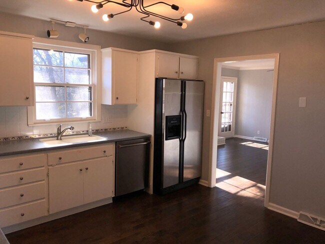 Building Photo - Charming single-level ranch home offers 4 bedrooms and 2 bathrooms in Brentwood