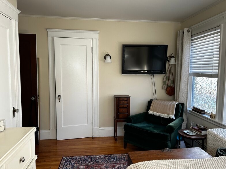 Bedroom with two closets - 15 Stetson St