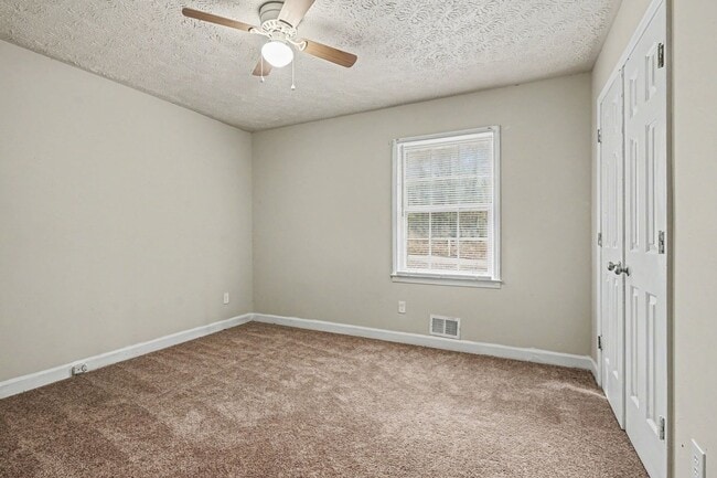 Building Photo - Large 3 Bedroom 2 Bath Home