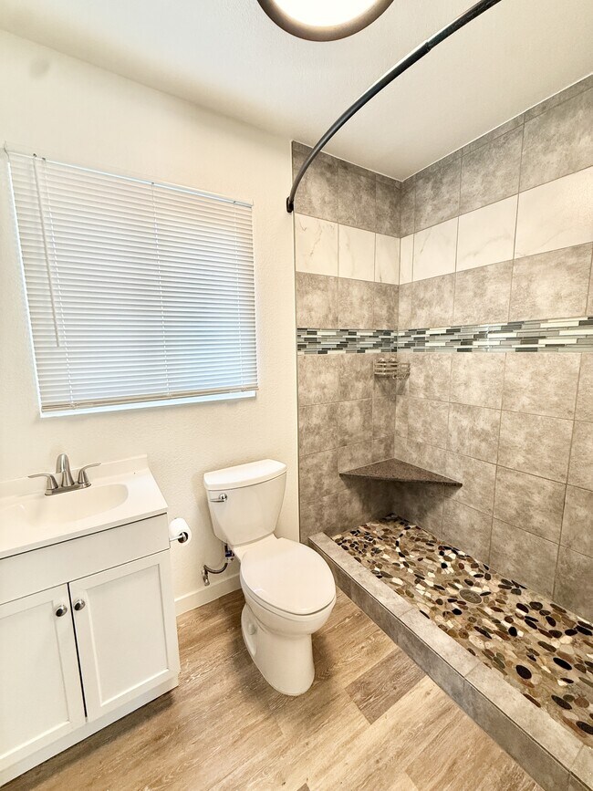 Building Photo - 2442 Mountain View Dr