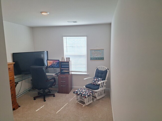 Building Photo - Lovely Four Bedroom Home  Approximately 5 Minutes Away from Gate Ft Jackson and 30 Minutes from S...