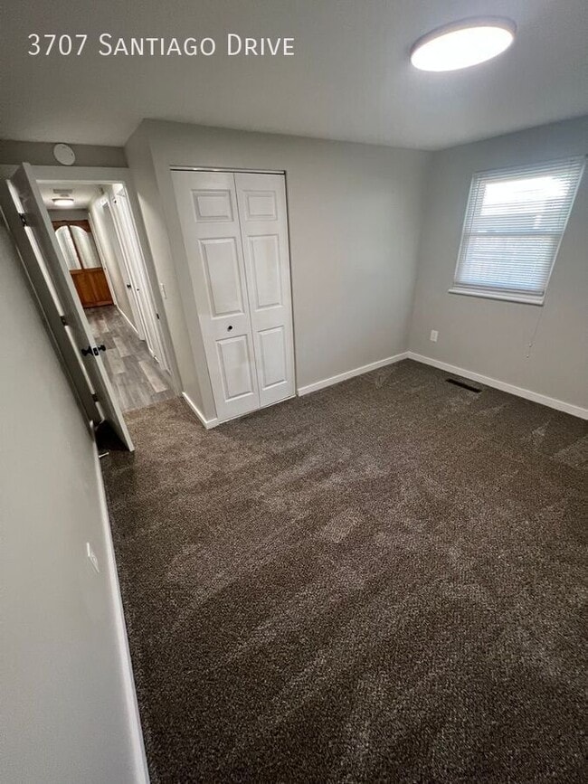 Building Photo - 3707 Santiago Dr