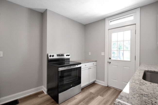 Building Photo - Beautifully Updated 3-Bedroom Home Near Do...