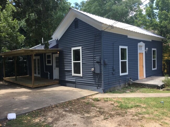 Building Photo - Charming East Austin Gem