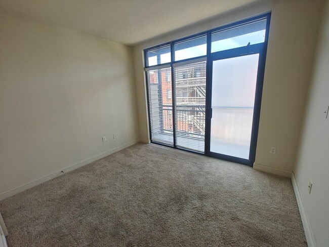 Building Photo - 1 bedroom condo with parking garage