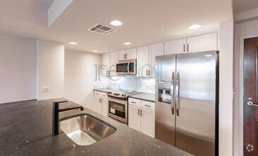 Building Photo - 2 BR 2 BA Luxury Condominium