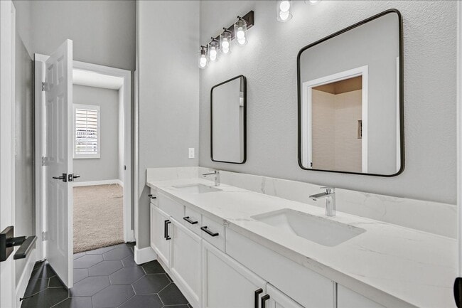 Building Photo - Fully remodeled 5 bed plus Loft / 4.5 bath...