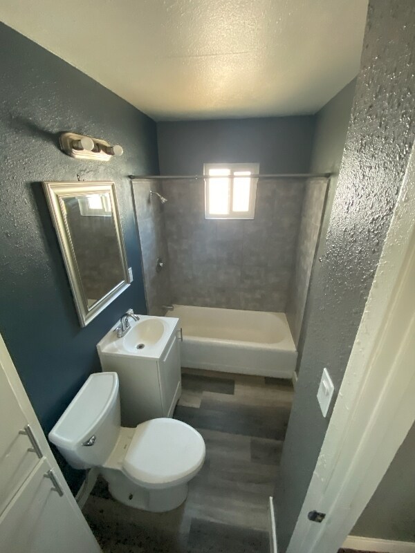 Building Photo - 16526 Chestnut St