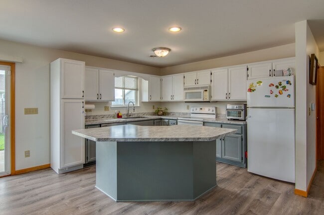 Building Photo - Italian Estates Property Management
