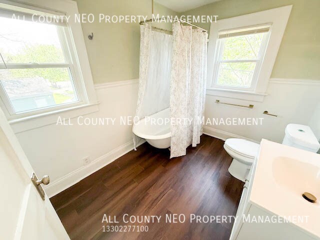 Building Photo - 126 E Mapledale Ave