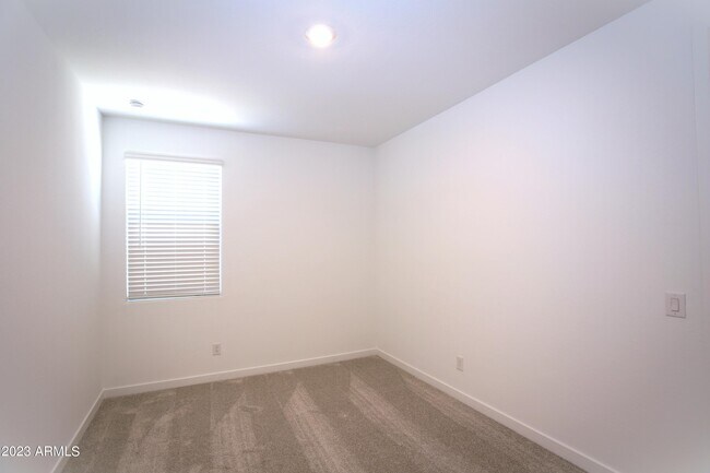 Building Photo - 2540 W Sunland Ave