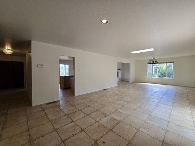 Building Photo - 105 Michelle Dr