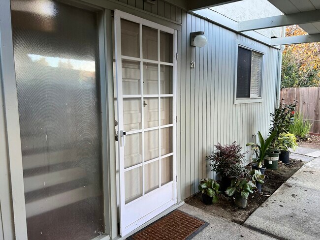 Building Photo - 2047 Montecito Ave