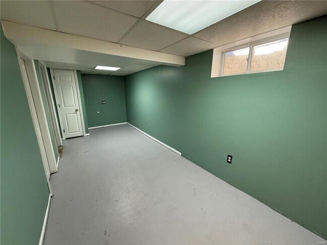 Building Photo - Discover this beautifully refreshed 2-bed, 2-bath gem in St. Ann!