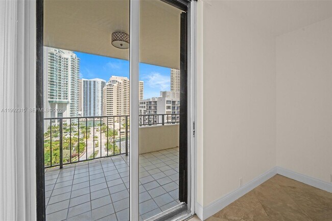 Building Photo - 520 Brickell Key Dr