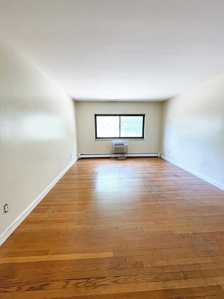 Building Photo - 580 Bridge St