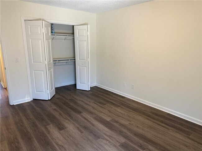 Building Photo - 890 E Cherry St