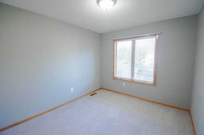 Building Photo - Pristine, Bright, and Move-In Ready in SW Rochester!