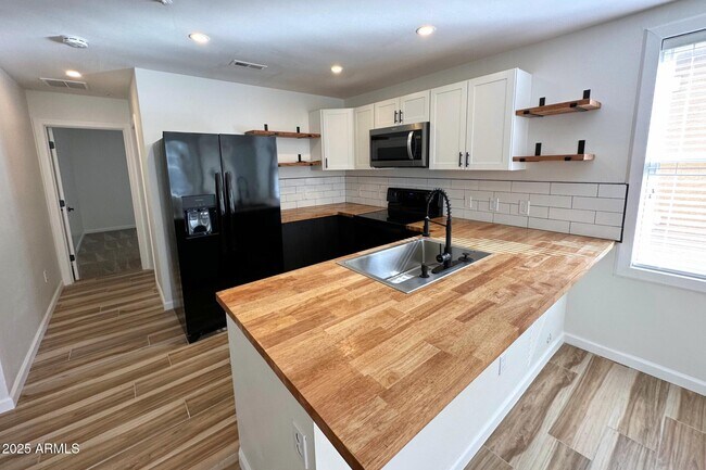 Building Photo - 1345 S Owl Dr