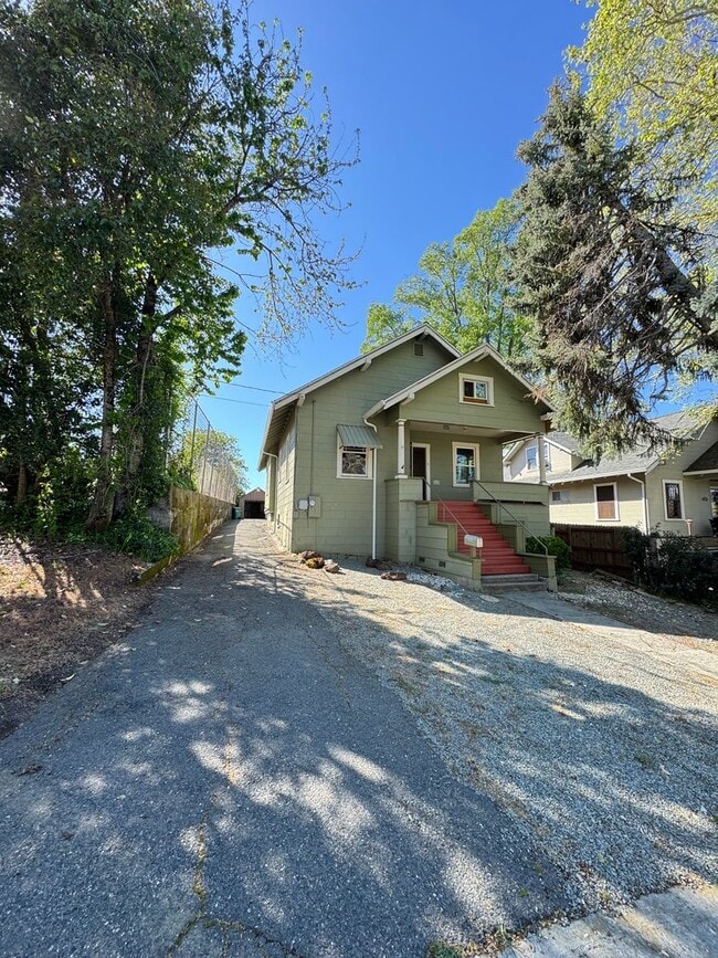 Building Photo - 2 Story home close to downtown