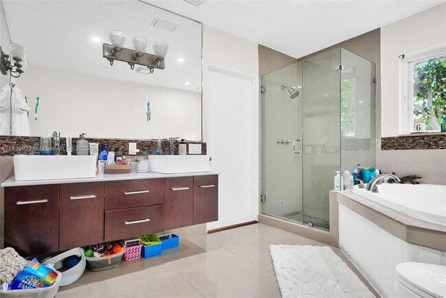 Building Photo - 5555 La Gorce Dr