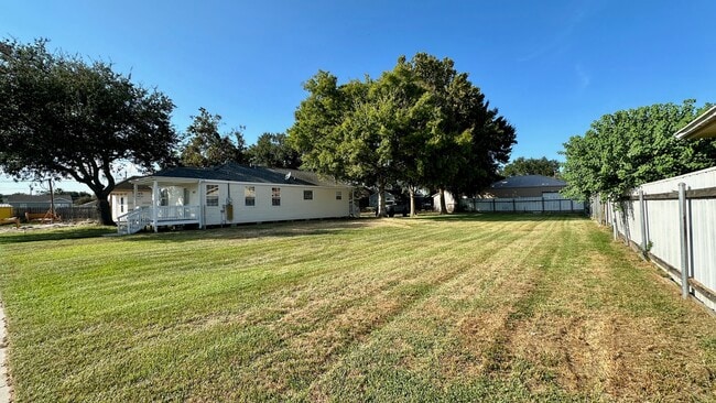 Building Photo - 413 Trist Pl