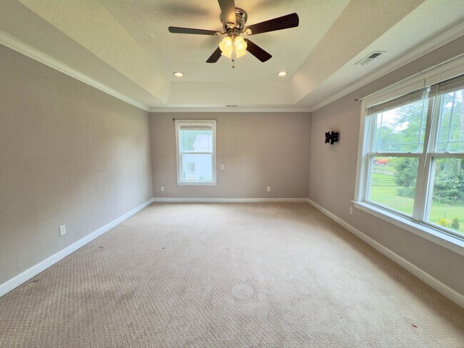 Building Photo - Newer Home
