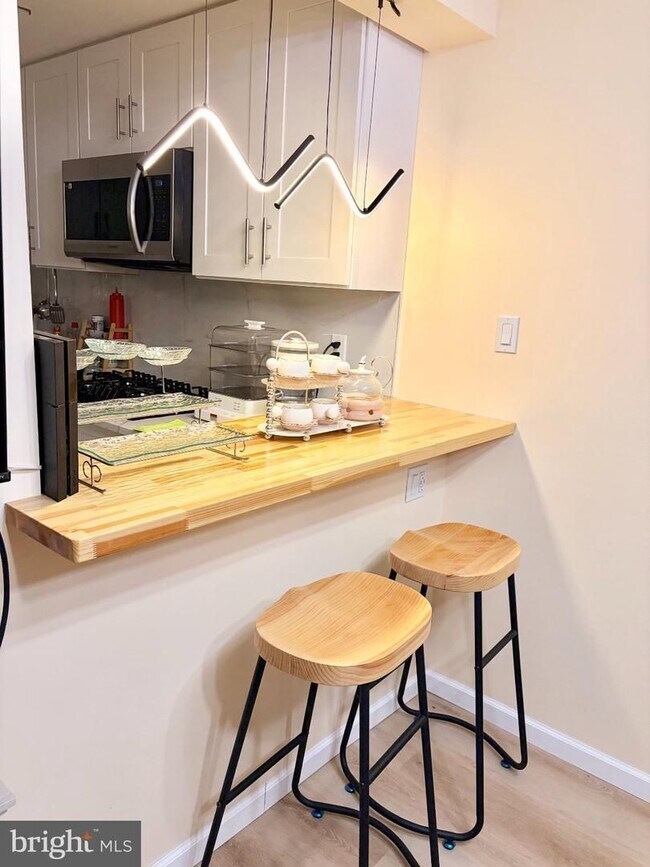 Building Photo - 2B1B unit in Radnor House