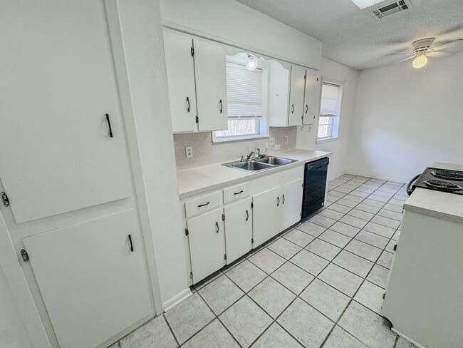 Building Photo - 702 Monterrey Dr