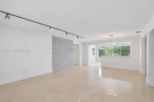 Building Photo - 417 NE 29th St