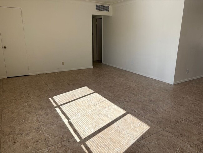 Building Photo - 3221 E Linden St