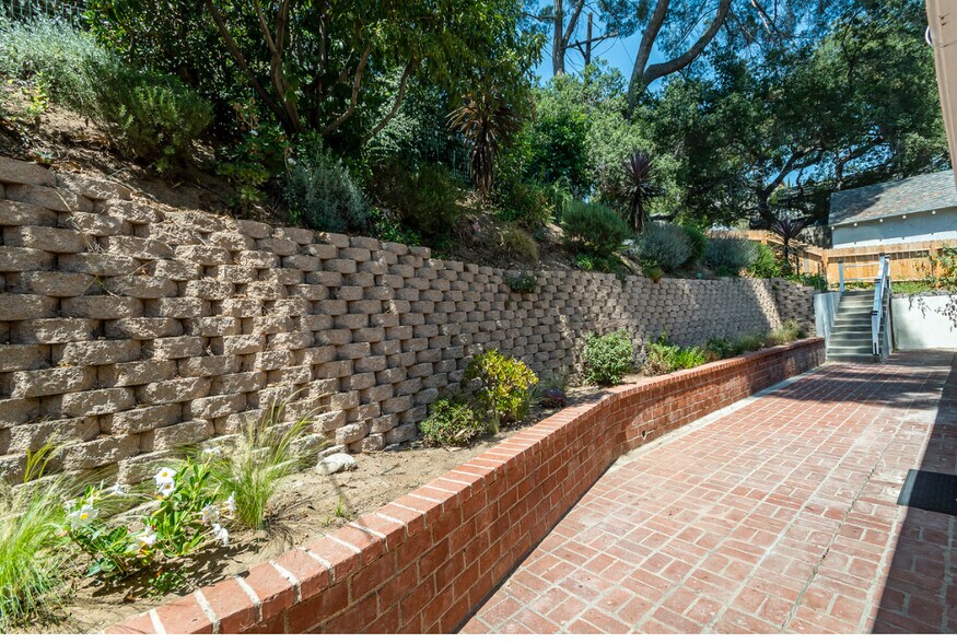 Building Photo - 3155 Linda Vista Rd
