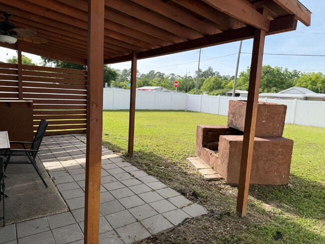 Building Photo - 738 Carondelay Dr