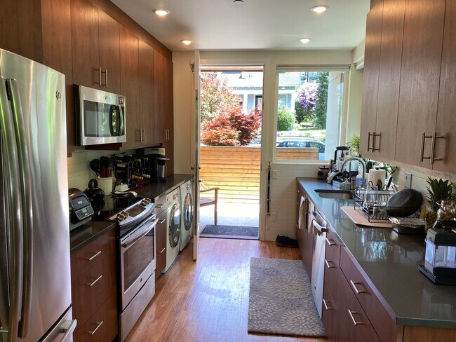 Building Photo - Sola 16