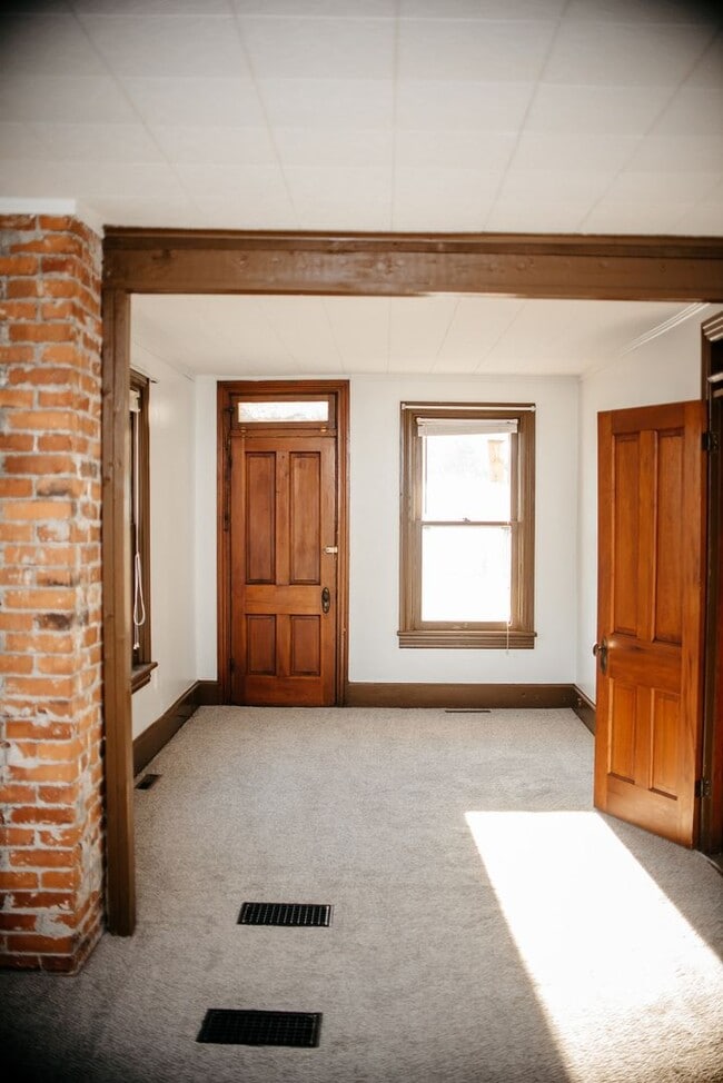 Building Photo - 352 S Catherine St