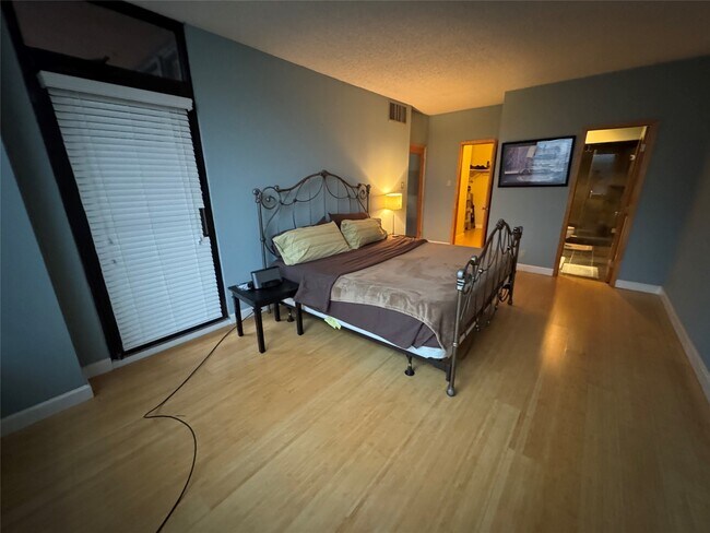 Building Photo - 5150 Hidalgo St