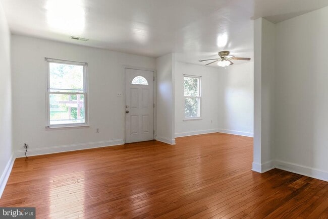 Building Photo - 577 W Diamond Ave