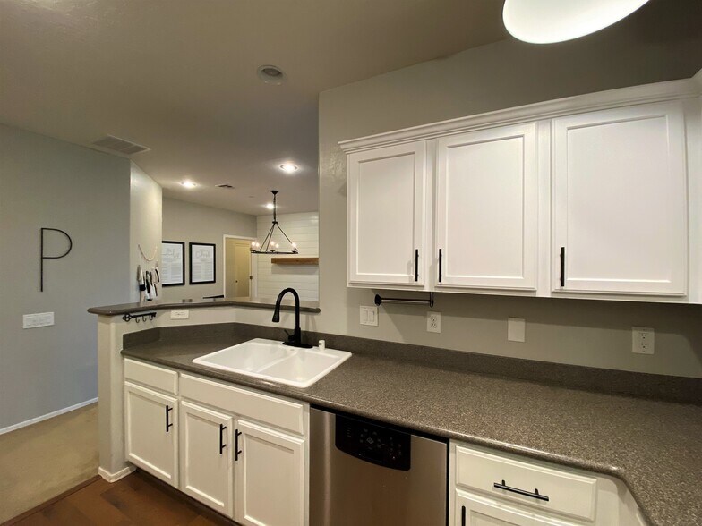 Building Photo - 4685 Apulia Dr