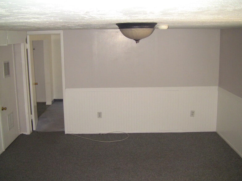 Building Photo - 642 E Browning Ave