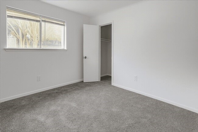 Building Photo - 7015 Maple Fox Dr