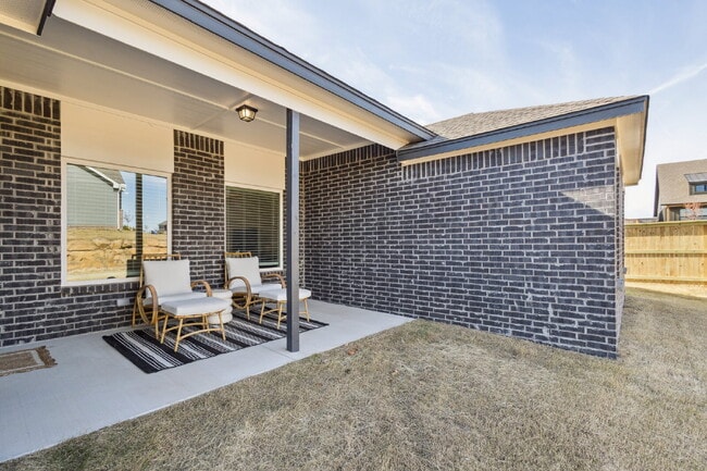 Building Photo - Fully Furnished 4 Bedroom