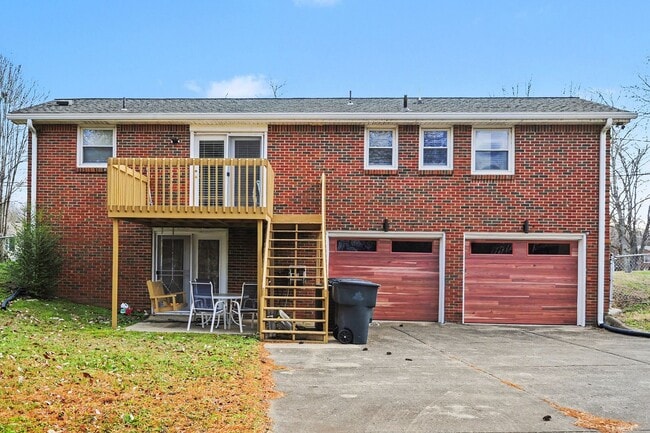 Building Photo - 3 Bedroom, 2 Bath, 2-car garage-